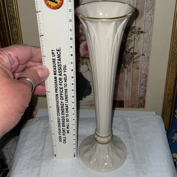 LENOX Ivory Fluted Porcelain Tivoli Bud Vase Embossed Gold Trim - Picture 5 of 10